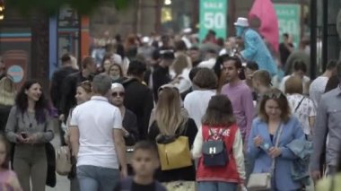 Ukrayna, Kyiv: Şehir merkezinde insanlar sokakta yürüyor