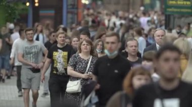 Ukrayna, Kyiv: Şehir merkezinde insanlar sokakta yürüyor