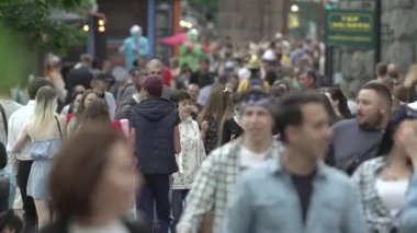 Ukrayna, Kyiv: Şehir merkezinde insanlar sokakta yürüyor