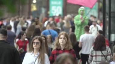 Ukrayna, Kyiv: Şehir merkezinde insanlar sokakta yürüyor