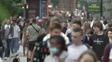 Ukrayna, Kyiv: Şehir merkezinde insanlar sokakta yürüyor