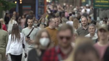 Ukrayna, Kyiv: Şehir merkezinde insanlar sokakta yürüyor