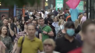 Ukrayna, Kyiv: Şehir merkezinde insanlar sokakta yürüyor