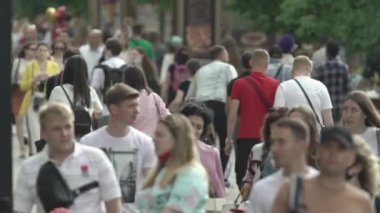 Ukrayna, Kyiv: Şehir merkezinde insanlar sokakta yürüyor