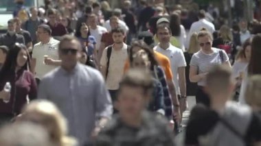 Ukrayna, Kyiv: Şehir merkezinde insanlar sokakta yürüyor