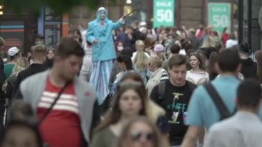 Ukrayna, Kyiv: Şehir merkezinde insanlar sokakta yürüyor