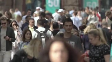 Ukrayna, Kyiv: Şehir merkezinde insanlar sokakta yürüyor