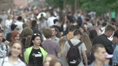 Ukrayna, Kyiv: Şehir merkezinde insanlar sokakta yürüyor