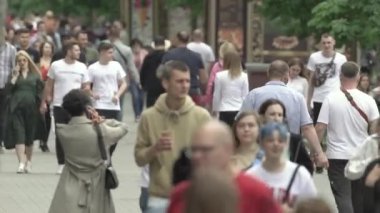 Ukrayna, Kyiv: Şehir merkezinde insanlar sokakta yürüyor