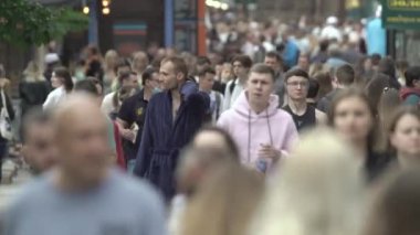 Ukrayna, Kyiv: Şehir merkezinde insanlar sokakta yürüyor