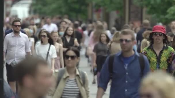 乌克兰，基辅：人们走在市中心的大街上 — 图库视频影像