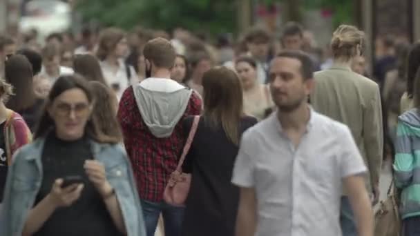 Ukraina, Kiev: människor går ner på gatan i stadens centrum — Stockvideo