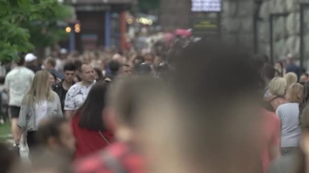 Ukrayna, Kyiv: Şehir merkezinde insanlar sokakta yürüyor — Stok video