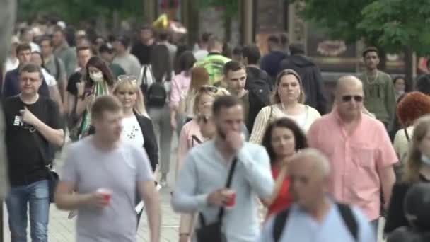 Ukraina, Kyiv: orang-orang berjalan di jalan di pusat kota — Stok Video