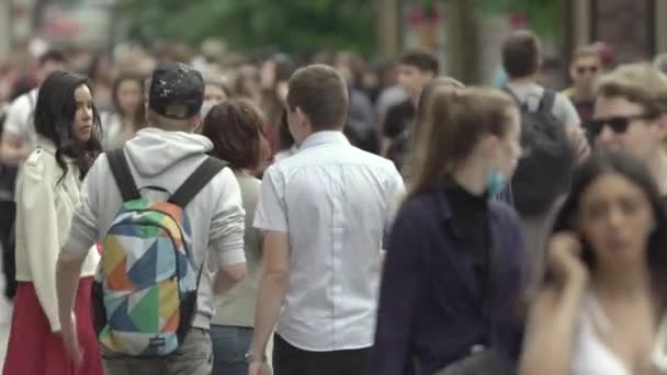 Ukraine, Kiew: Menschen gehen im Stadtzentrum auf die Straße — Stockvideo