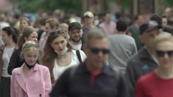 Oekraïne, Kiev: mensen lopen door de straat in het centrum — Stockvideo