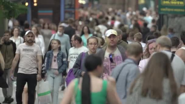 Ucraina, Kiev: la gente cammina lungo la strada nel centro della città — Video Stock