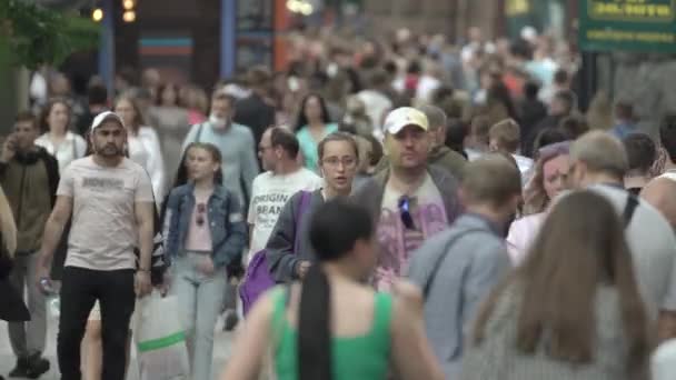 Ukraina, Kijów: ludzie idą ulicą w centrum miasta — Wideo stockowe