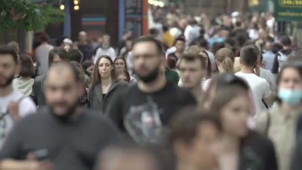 乌克兰，基辅：人们走在市中心的大街上 — 图库视频影像