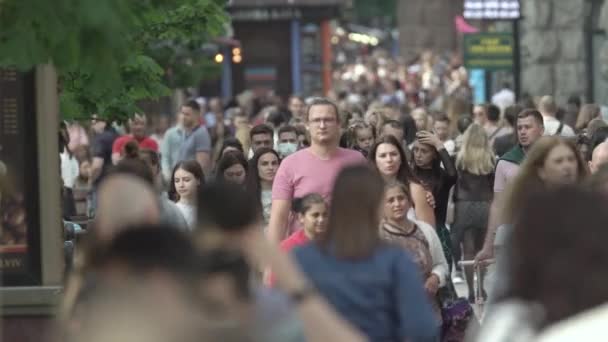 Ukrayna, Kyiv: Şehir merkezinde insanlar sokakta yürüyor — Stok video