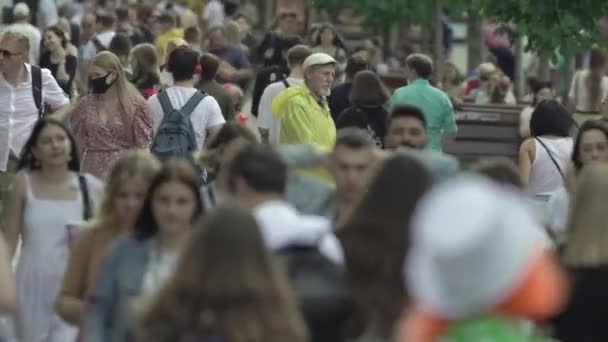 우크라이나, 키예프: 사람들 이 도심의 거리를 걷고 있다 — 비디오