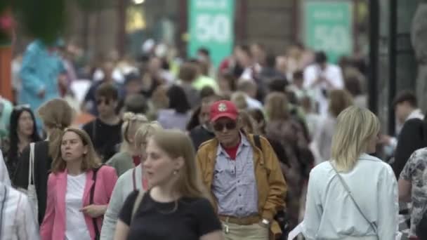 Ukraine, Kiew: Menschen gehen im Stadtzentrum auf die Straße — Stockvideo