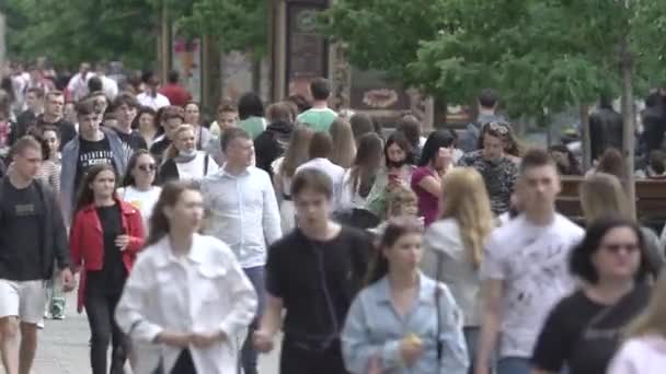 Ukrajina, Kyjev: lidé chodí po ulici v centru města — Stock video