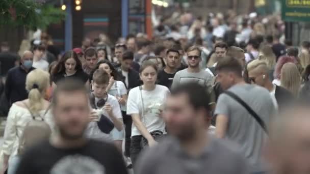 Ukraine, Kiev : les gens marchent dans la rue dans le centre-ville — Video