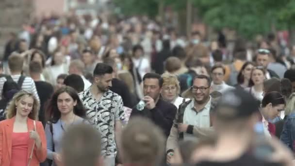 Украина, Киев: люди идут по улице в центре города — стоковое видео