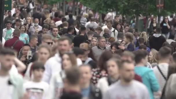 Oekraïne, Kiev: mensen lopen door de straat in het centrum — Stockvideo