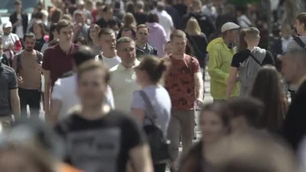 Ukraine, Kyiv : people walk down the street in the city center — Stock Video