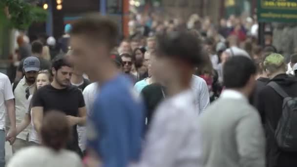 Oekraïne, Kiev: mensen lopen door de straat in het centrum — Stockvideo