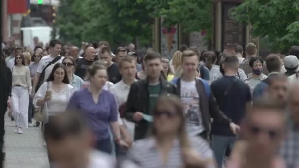 Ukraina, Kijów: ludzie idą ulicą w centrum miasta — Wideo stockowe