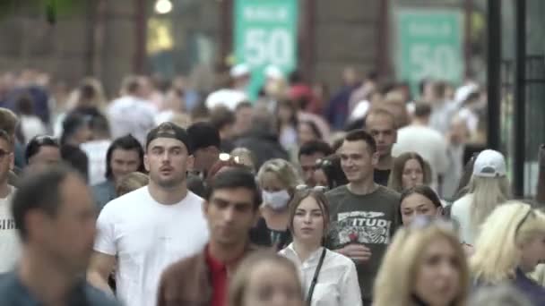 Ukraine, Kiev : les gens marchent dans la rue dans le centre-ville — Video