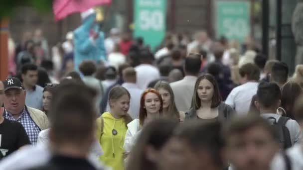 Ukraine, Kiev : les gens marchent dans la rue dans le centre-ville — Video