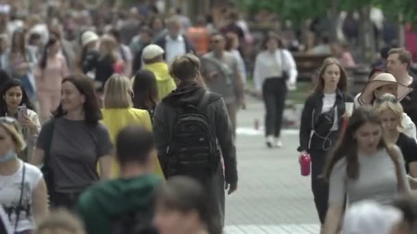 Ukraine, Kyiv : people walk down the street in the city center — Stock Video