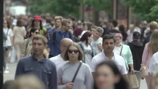 Ukraine, Kiev : les gens marchent dans la rue dans le centre-ville — Video