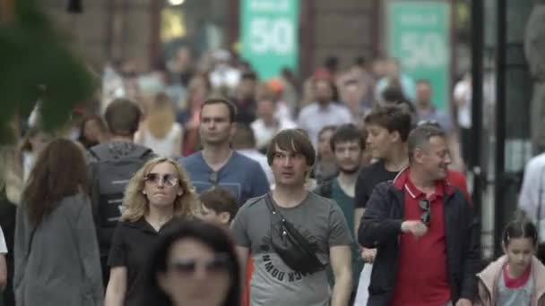 Ουκρανία, Κίεβο: οι άνθρωποι περπατούν στο δρόμο στο κέντρο της πόλης — Αρχείο Βίντεο