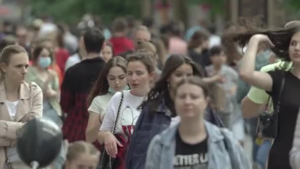 Ukraina, Kyiv: orang-orang berjalan di jalan di pusat kota — Stok Video