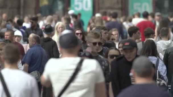 Ukrajna, Kijev: az emberek végigsétálnak az utcán a belvárosban — Stock videók