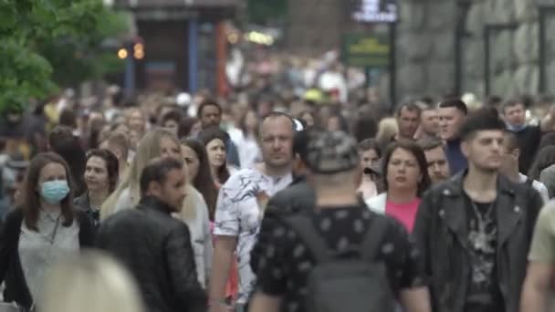 Ukraine, Kiev : les gens marchent dans la rue dans le centre-ville — Video