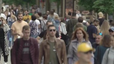 Ukrayna, Kyiv: Şehir merkezinde insanlar sokakta yürüyor