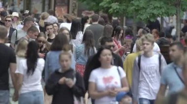 Ukrayna, Kyiv: Şehir merkezinde insanlar sokakta yürüyor