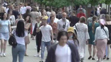 Ukrayna, Kyiv: Şehir merkezinde insanlar sokakta yürüyor