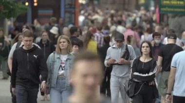 Ukrayna, Kyiv: Şehir merkezinde insanlar sokakta yürüyor