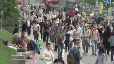 Ukrayna, Kyiv: Şehir merkezinde insanlar sokakta yürüyor