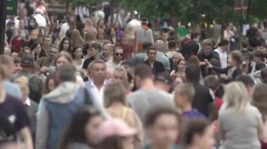 Ukrayna, Kyiv: Şehir merkezinde insanlar sokakta yürüyor