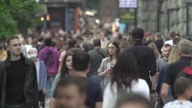 Ukrayna, Kyiv: Şehir merkezinde insanlar sokakta yürüyor