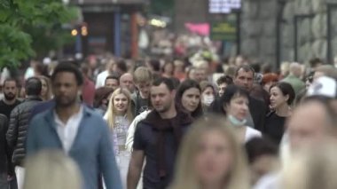 Ukrayna, Kyiv: Şehir merkezinde insanlar sokakta yürüyor