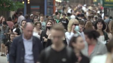 Ukrayna, Kyiv: Şehir merkezinde insanlar sokakta yürüyor